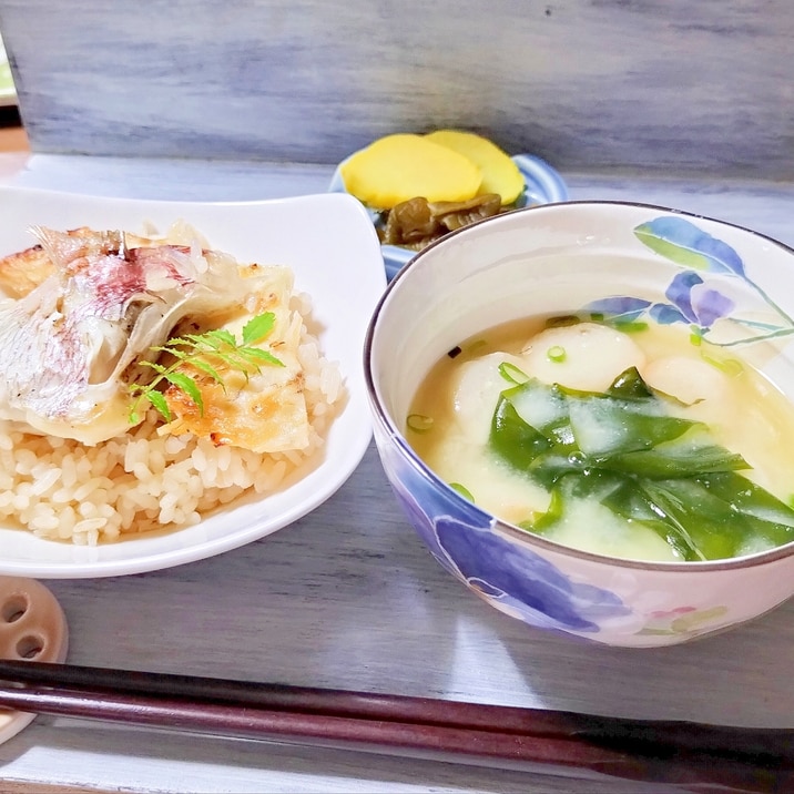 ランチに✨鯛飯とわかめのお味噌汁とお漬物セット